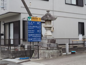 賀多神社の参道入口（鳥羽市鳥羽）