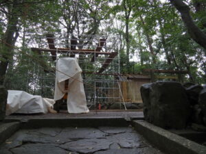 簀屋根の骨組みが立ち上がった御船神社