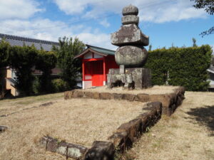 清丸稲荷神社と大五輪塔（楠部町）