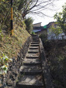天神丘トンネルの上から西へと下る階段