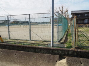 港中学校テニスコートと公園