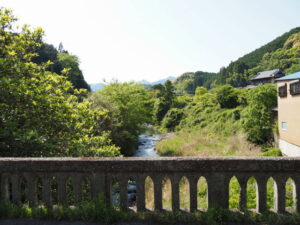 立岩橋から望む長野川の上流方向