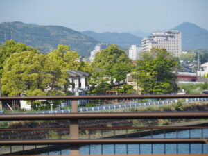 勢田川橋から遠望した鳥居のような公園のブランコ