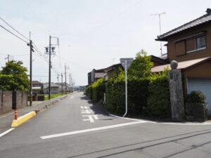 ［左さんぐう道 右からす道］の道標付近（松阪市曽原町）