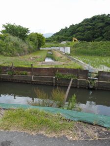 五十鈴川用水と立体交差する排水路