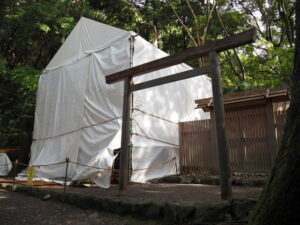 簀屋根に階段が取り付けられた葭原神社