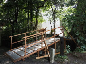 簀屋根に階段が取り付けられた葭原神社