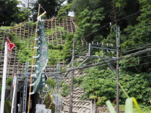 近鉄志摩線の踏切付近に立つ「赤崎神社」の幟旗