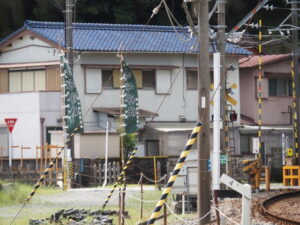 近鉄志摩線の踏切付近に立つ「赤崎神社」の幟旗の遠望