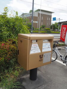 鳥羽のハローで見かけた金色の郵便ポスト