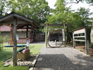 茅の輪が立てられた金刀比羅神社・神落萱神社（伊勢市倭町）