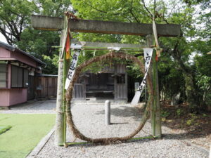 茅の輪が立てられた金刀比羅神社・神落萱神社（伊勢市倭町）