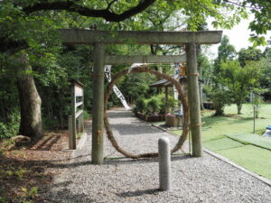 茅の輪が立てられた金刀比羅神社・神落萱神社（伊勢市倭町）