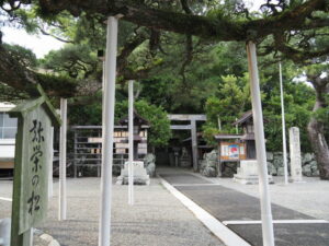 明日に茅の輪が立てられる日保見山八幡宮（伊勢市大湊町）