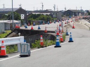 立入禁止の先にある不思議な「歩行者通路」（大湊川の堤防道路）