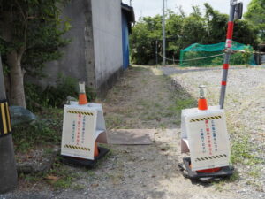 大湊川の堤防道路へ通じる経路の「通り抜けできません」