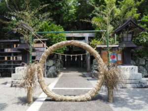 鳥居前に立てられた茅の輪（日保見山八幡宮）