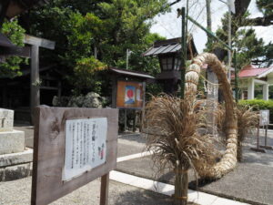 鳥居前に立てられた茅の輪（日保見山八幡宮）