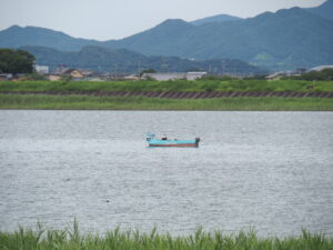 左岸堤防から望んだ宮川に浮かぶ漁船