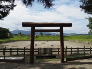 建て替えられた御塩浜の黒木鳥居（伊勢市二見町西）