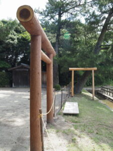 建て替えられた御塩浜の黒木鳥居（伊勢市二見町西）