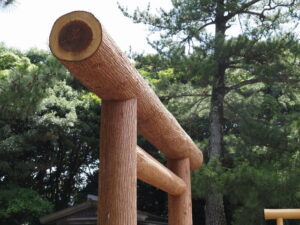 建て替えられた御塩浜の黒木鳥居（伊勢市二見町西）