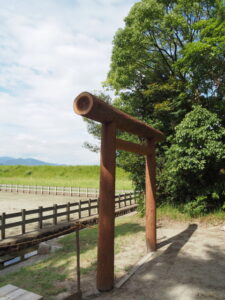 建て替えられた御塩浜の黒木鳥居（伊勢市二見町西）