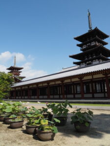 西塔と回廊、東塔（薬師寺）