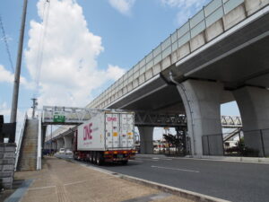 国道1号と308号で上下に挟まれた歩道橋（奈良市宝来）