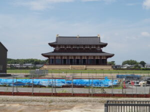 大極門から遠望した第一次大極殿（平城宮跡）