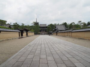 南大門から中門へ（法隆寺）