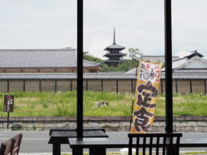 法隆寺前にて釜飯昼食