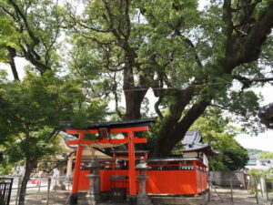 稲荷大明神と楠大明神（龍田神社）