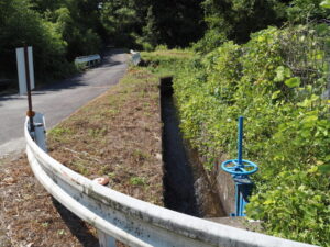 立梅用水（和歌山別街道が伊勢自動車道と交差する付近）