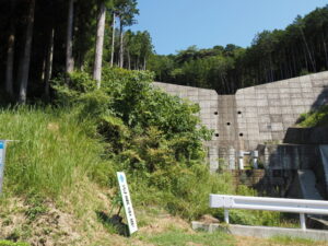 強大な砂防ダム（多気町長谷）