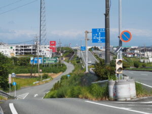 歩行者は側道で宮川大橋から外城田川橋へ