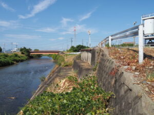 不思議な道路標識と橋台跡（外城田川）