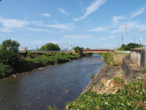 両岸に残る橋台跡（外城田川）