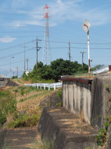 不思議な道路標識と橋台跡（外城田川）