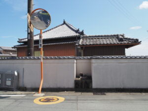 無量寺の塀にまつられる山神（小俣町元町）