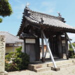 無量寺の寺号標と山門（小俣町元町）