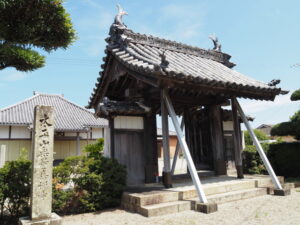 無量寺の寺号標と山門（小俣町元町）