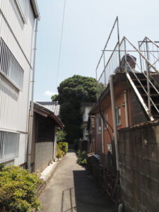 小俣神社の社叢へと続く路地