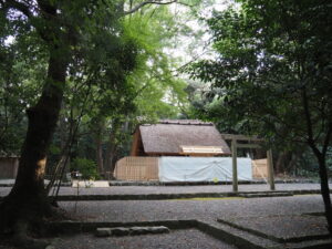 御垣の修繕工事が続く御塩殿（御塩殿神社）