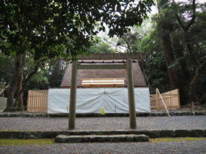 御垣の修繕工事が続く御塩殿（御塩殿神社）