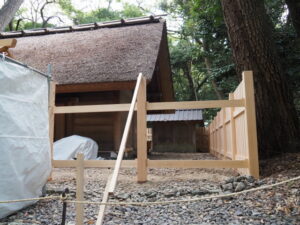 御垣の修繕工事が続く御塩殿（御塩殿神社）