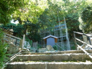 金胎寺の庫裏跡にそびえ立つ単管足場