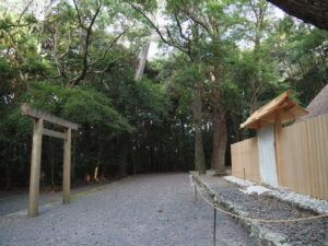 御門の御扉部分にシートが掛けられた御塩殿の御垣（御塩殿神社）