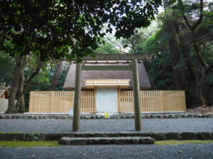 御垣の修繕がほぼ完成した御塩殿（御塩殿神社）