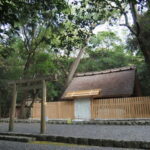 御垣の修繕がほぼ完成した御塩殿（御塩殿神社）